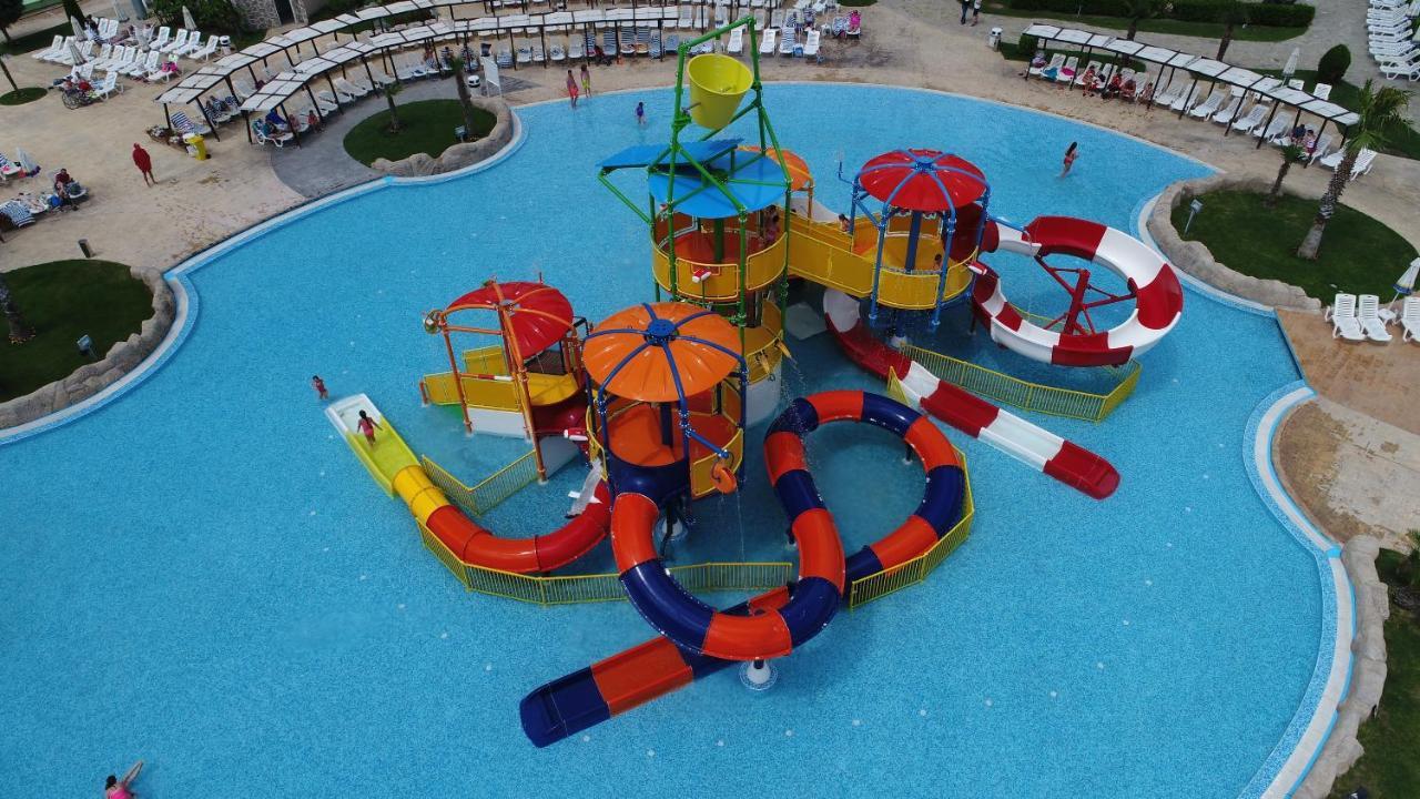 Aqua Nevis Hotel & Aqua Park Napospart Kültér fotó